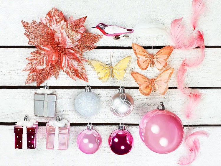 Set aus Weihnachtsschmuck, Christbaumkugeln, Geschenkanhängern, künstlicher Blume, Schmetterlingen, Vogel und Federn zur Weihnachtsdekoration.