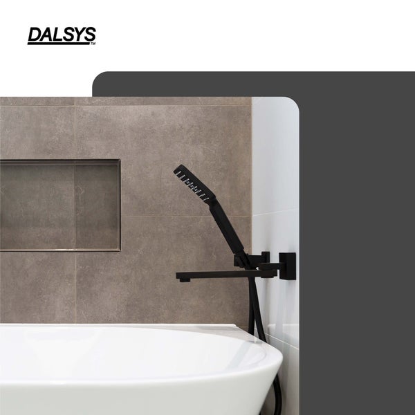 Modernes Badezimmer mit weißer Badewanne, schwarzer Wandarmatur und Handbrause vor grauer Fliesenwand mit Wandnische. DALSYS Logo.