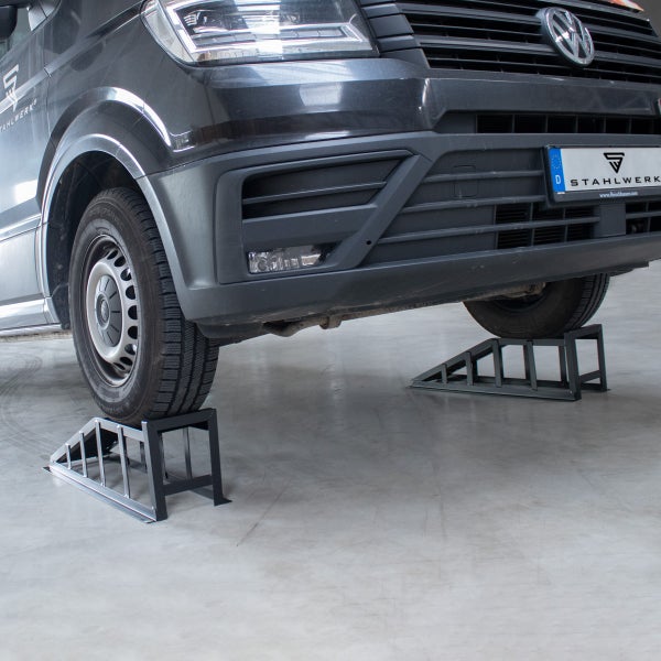 Transporter auf Auffahrrampen aus Stahl