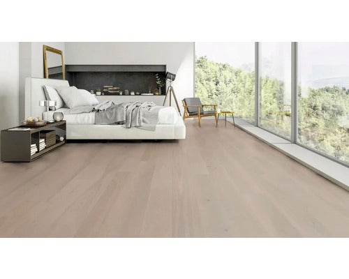 Heller Raum mit Holzboden, Bett und Fensterfront