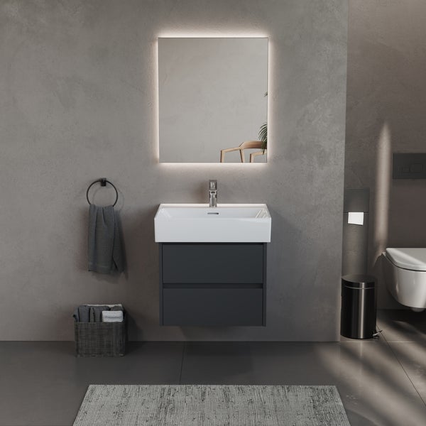 Modernes Badezimmer mit Waschtischunterschrank, Keramikwaschbecken, beleuchtetem Spiegel, wandhängender Toilette und Badaccessoires.