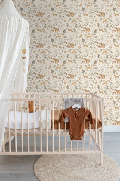 Babyzimmer mit Kinderbett, Baldachin und Tapete mit Tiermotiven