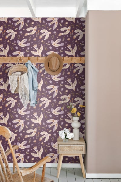 Raumansicht mit Tapete mit Vogelmuster, Garderobe und Beistelltisch.