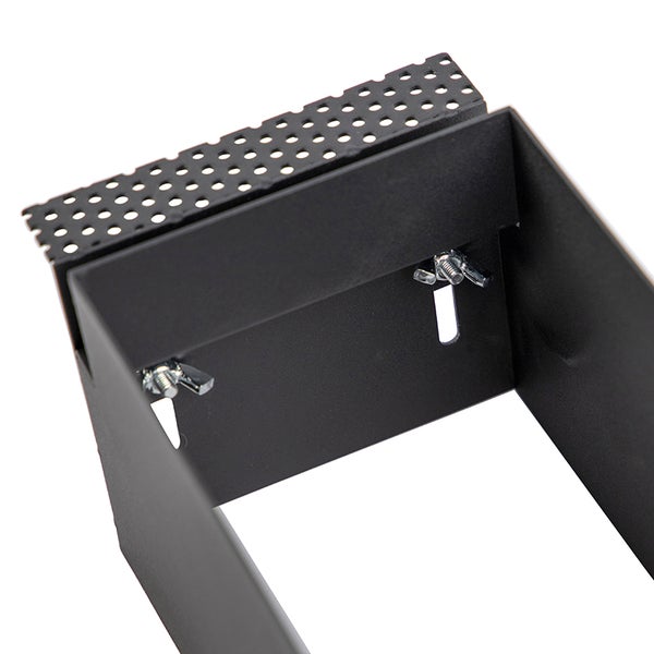 Detail einer schwarzen Metallhalterung mit gelochter Platte und Flügelschrauben in Verstellschlitzen.