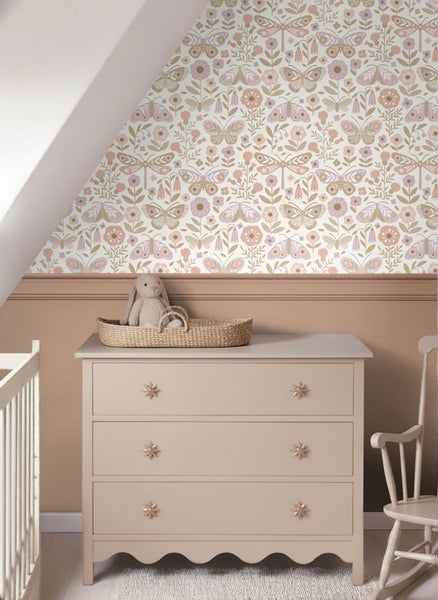 Kinderzimmer mit gemusterter Tapete, Kommode und Spielzeug