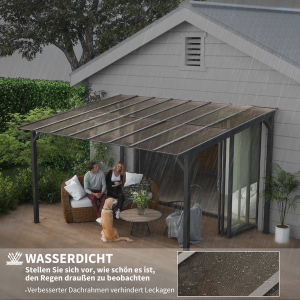 Moderne, wasserdichte Terrassenüberdachung aus Aluminium an einer Hauswand, bietet Schutz für Personen auf einer Terrasse während es regnet.