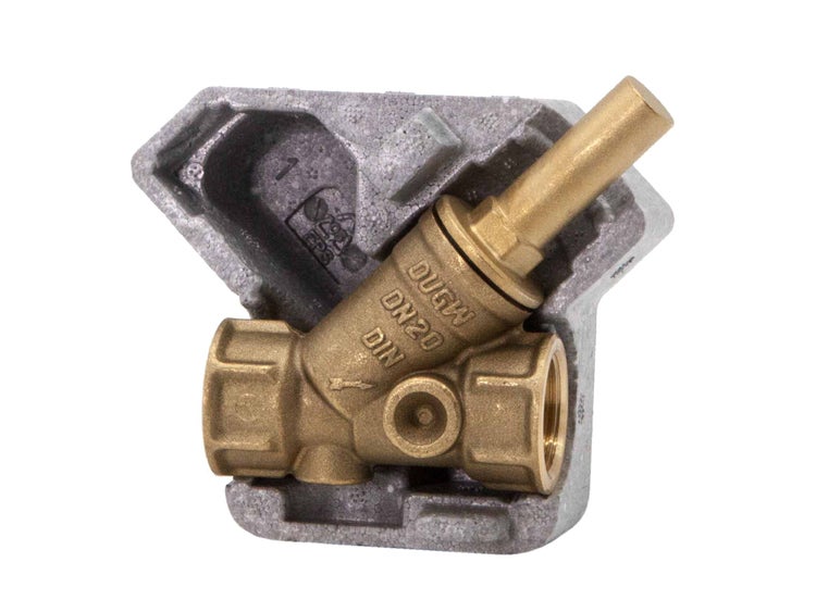 Schrägsitzventil aus Messing mit Nennweite 20 in einer Isolierschale.