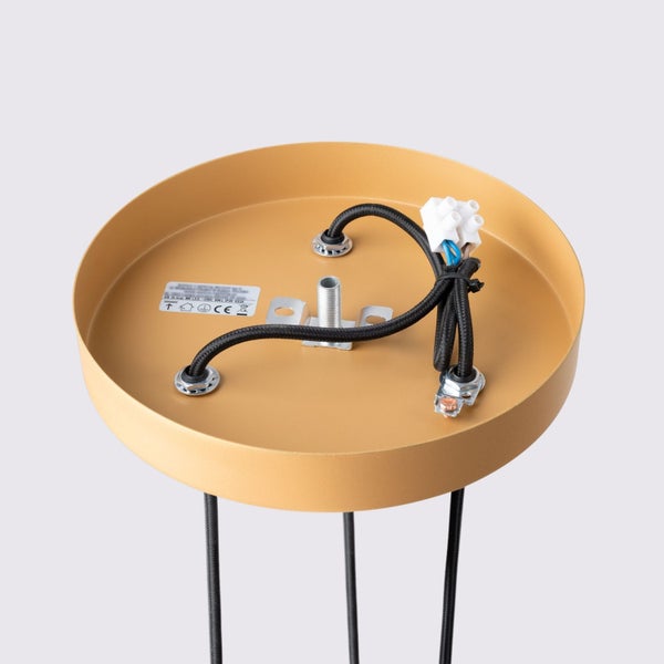 Detailansicht einer Pendelleuchte mit Kabeln und Montageelementen