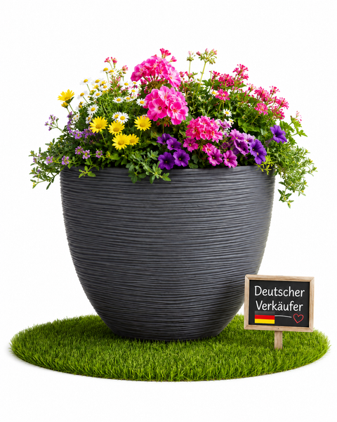 Strukturierter anthrazitfarbener Blumenkübel mit Geranien, Petunien und Margeriten auf Gras und Schild mit Hinweis auf einen deutschen Verkäufer.