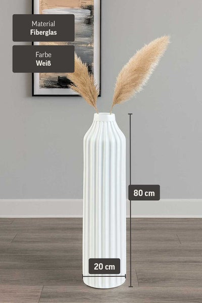 Weiße Bodenvase aus Fiberglas mit vertikaler Rillenstruktur, Höhe 80 Zentimeter und Breite 20 Zentimeter.