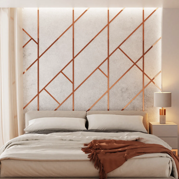 Schlafzimmer mit Bett, Nachttischlampe und Wandgestaltung mit geometrischen Formen.