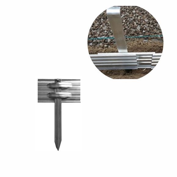 Detailaufnahme einer Rasenkante mit Erdanker