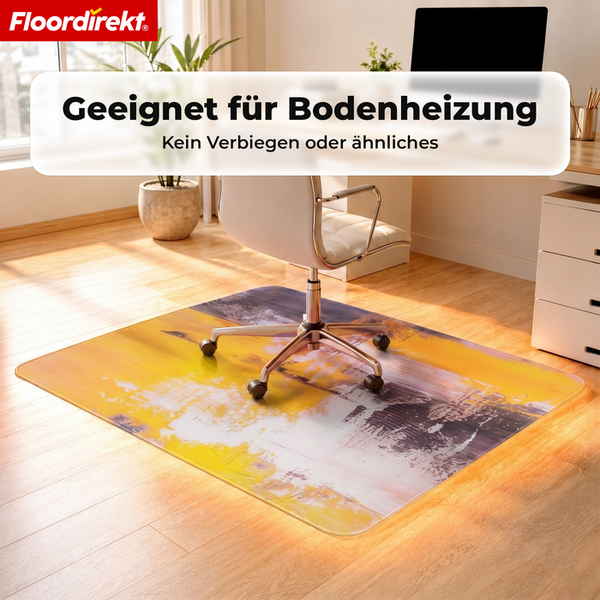 Bodenschutzmatte mit abstraktem Muster auf Holzfußboden, geeignet für Fußbodenheizung, mit Bürostuhl und Floordirekt Logo.