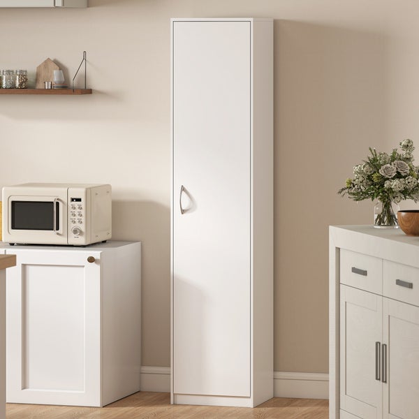 Weißer, schmaler Hochschrank in einer hellen Küche mit Mikrowelle und Anrichte.