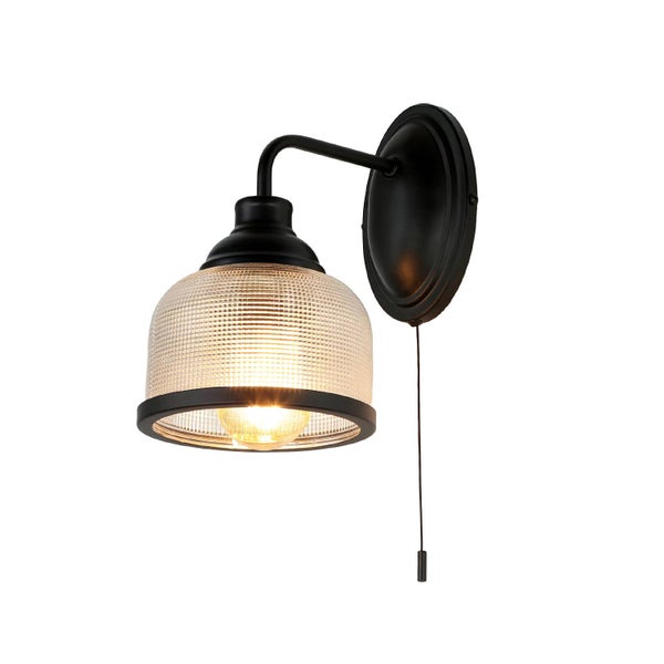 Wandleuchte mit Zugschalter und Glasschirm