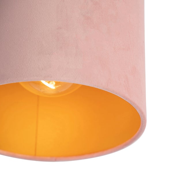 Zylindrischer Lampenschirm mit rosa Samt-Außenseite und goldener Innenseite, inklusive leuchtendem Leuchtmittel.