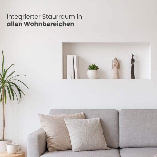 Modernes Wohnzimmer mit grauem Sofa, Zimmerpflanze und einer Wandnische als integrierter Stauraum für Bücher und Dekoration.