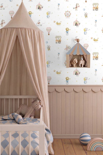 Hell gestaltetes Kinderzimmer mit Vliestapete im Zirkus-Design, einem Gitterbett mit Betthimmel und Wandpaneelen mit Wellenkante.