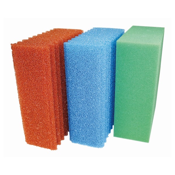 Drei rechteckige Filterschwämme in Orange, Blau und Grün mit verschiedenen Porositäten aus Schaumstoff für Teichfilter oder Aquarienfilter.