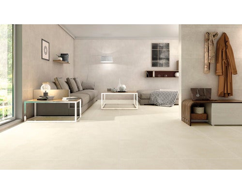 Heller Wohnraum mit Bodenfliesen, Sofa und Dekorationen für ein modernes Ambiente