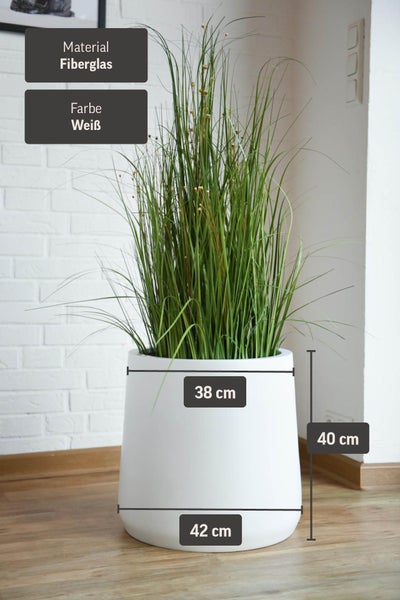 Weißes Pflanzgefäß aus Fiberglas, Höhe 40 Zentimeter, Durchmesser oben 38 Zentimeter, unten 42 Zentimeter. Mit Kunstgras.