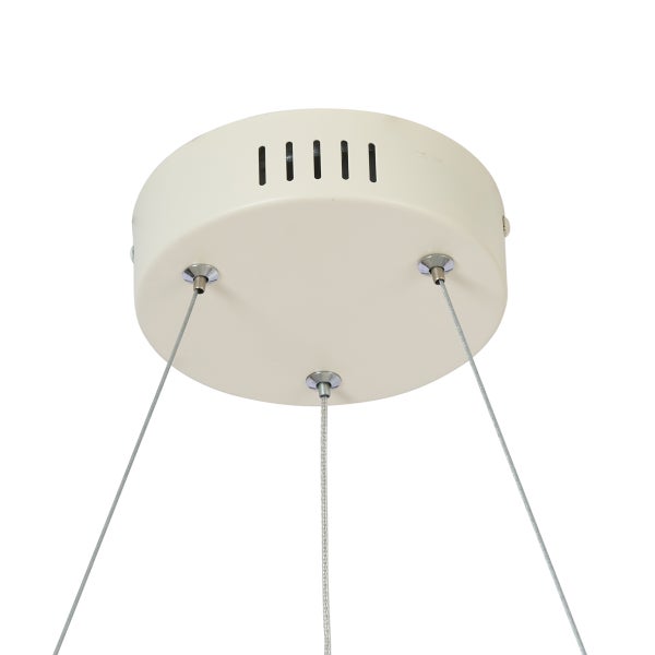 Deckenbefestigung einer Hängelampe mit Aufhängungskabeln