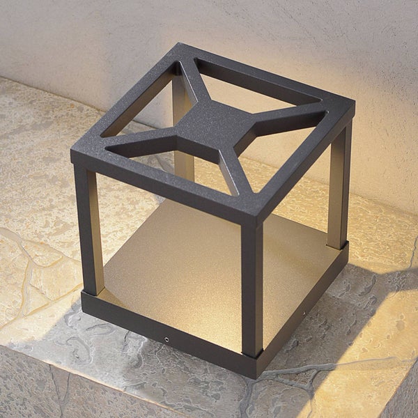 Würfelförmige Außenleuchte aus anthrazitfarbenem Metall.