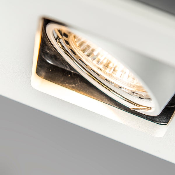 Nahaufnahme eines LED Einbaustrahlers mit eingeschaltetem warmweißem Licht.