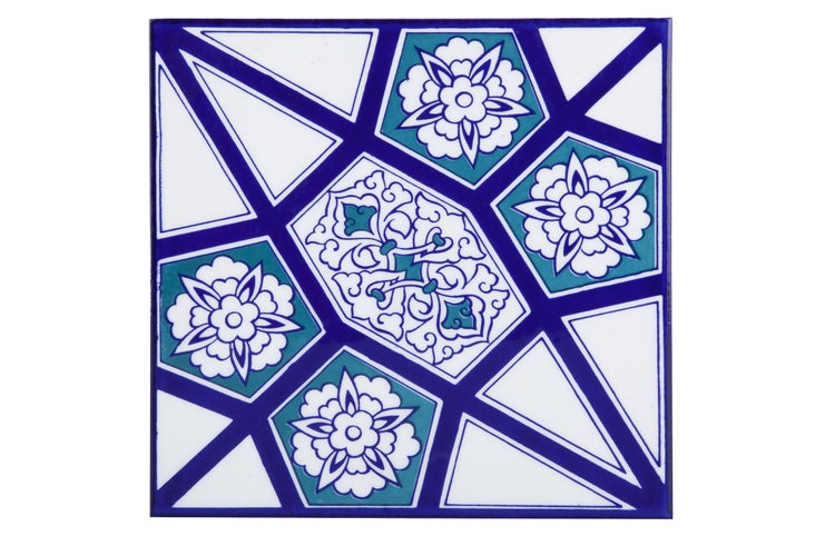 Dekorative Fliese mit floralen und geometrischen Mustern