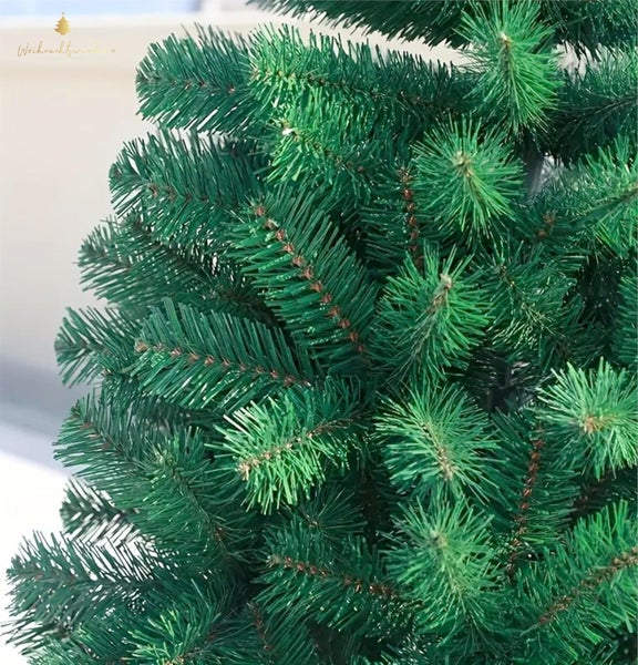 Nahaufnahme eines künstlichen Weihnachtsbaums mit grünen Nadeln