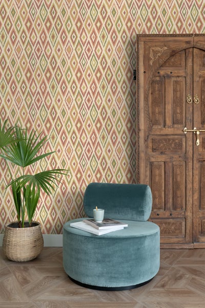 Wohnzimmer mit gemusterter Tapete, rundem Sessel, Zimmerpflanze und Holztür