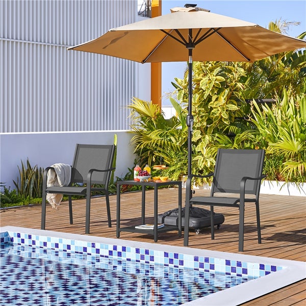 Modernes Gartenmöbel-Set mit zwei dunkelgrauen Stühlen, einem Beistelltisch und einem beigen Sonnenschirm auf einer Holzterrasse am Pool.