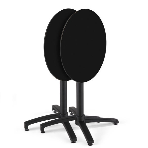 Gartenmöbel-Set bestehend aus einem runden Tisch und vier Metallstühlen mit horizontalen Latten.