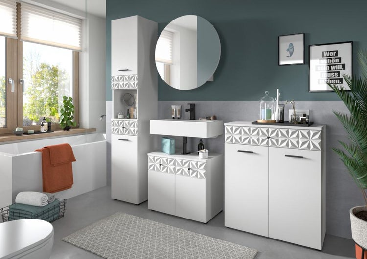 Modernes Badezimmermöbel-Set in Weiß mit geometrischem Sternmuster, bestehend aus Hochschrank, Waschbeckenunterschrank und Kommode.