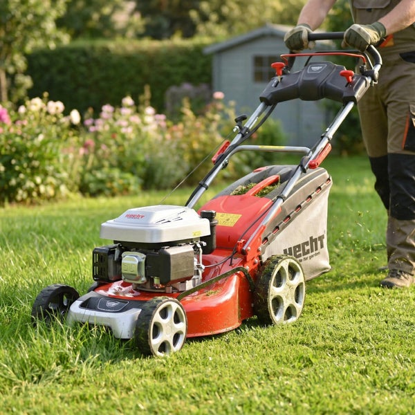 Ein Rasenmäher wird auf einer Rasenfläche benutzt.