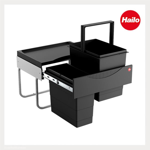 Ausziehbares Mülltrennsystem von Hailo für Küchenschränke mit mehreren schwarzen Abfallbehältern und Hailo Logo.
