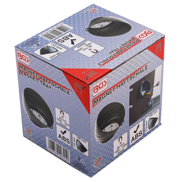 Detailansicht eines Werkzeugwagens mit Werkzeugen in der Halterung