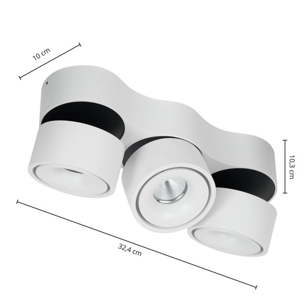 Nahaufnahme einer weißen Deckenleuchte mit drei Strahlern in modernem, schlichtem Design.