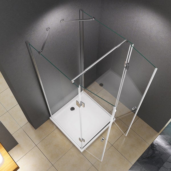 Quadratische Duschkabine mit Klarglas und Profilen in einer Ecke installiert, mit Duschwanne und Stabilisierungsstangen im Badezimmer.