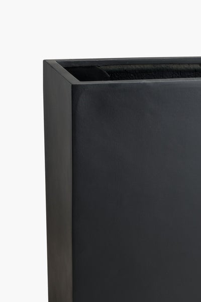 Detailaufnahme der Ecke eines rechteckigen Pflanzkübels in Anthrazit.
