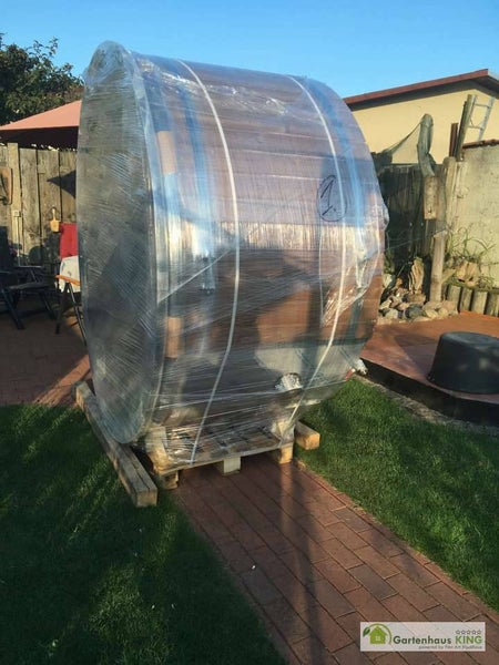 Verpackte Fasssauna auf einer Palette