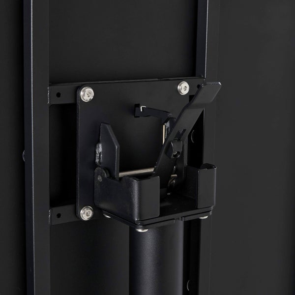 Weißer Stehtisch mit quadratischer Tischplatte in Lattenoptik und Vierfußgestell aus Metall.