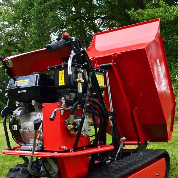 Motorisierter Kettendumper mit hydraulischer Kippfunktion und Benzinmotor.