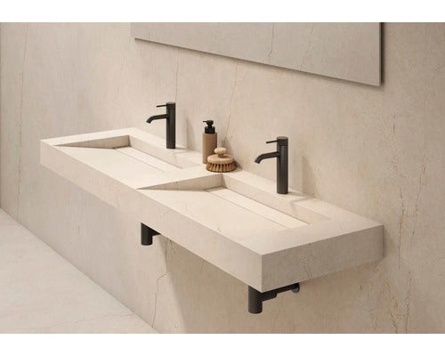 Modernes Doppelwaschbecken in Steinoptik mit zwei schwarzen Armaturen an einer passenden Fliesenwand.