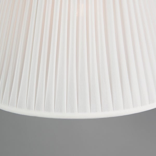 Nahaufnahme eines plissierten Lampenschirms aus Stoff.