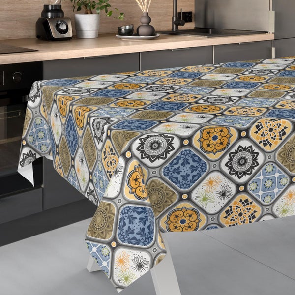 Rechteckige Tischdecke mit mediterranem Kachelmuster in einer modern eingerichteten Küche.