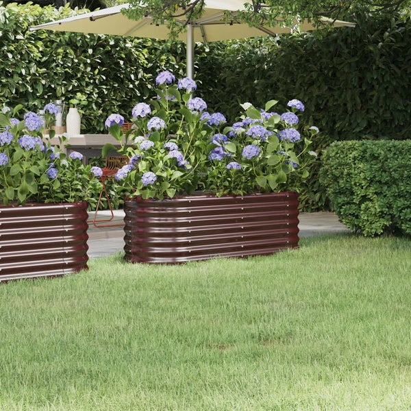 Hochbeete aus Metall mit blühenden Pflanzen im Garten