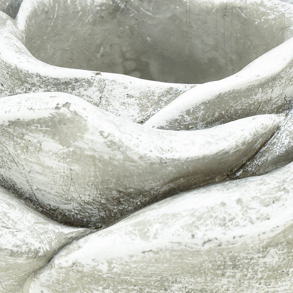 Detailansicht eines Pflanzgefäßes mit Rosenblüten-Design