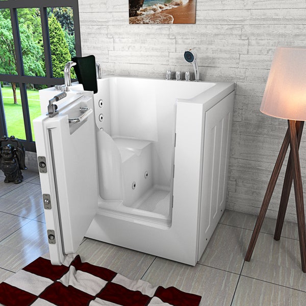 Begehbare Badewanne mit offener Tür in einem hellen Badezimmer.