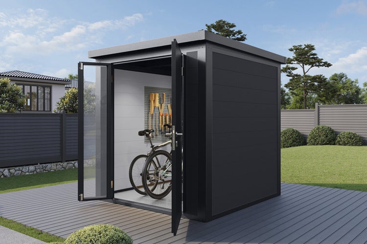 Modernes Gartenhaus mit Pultdach und Doppeltür auf einer Terrasse, genutzt als Fahrradschuppen mit Werkzeugwand im Innenraum.